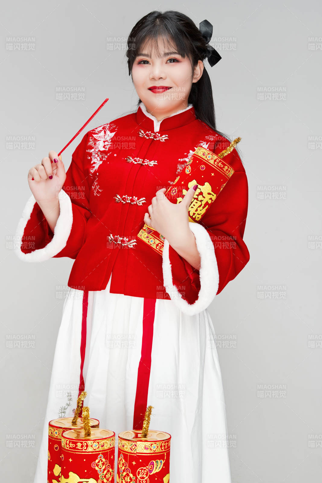 怀抱爆竹身穿喜庆汉服的可爱少女图片