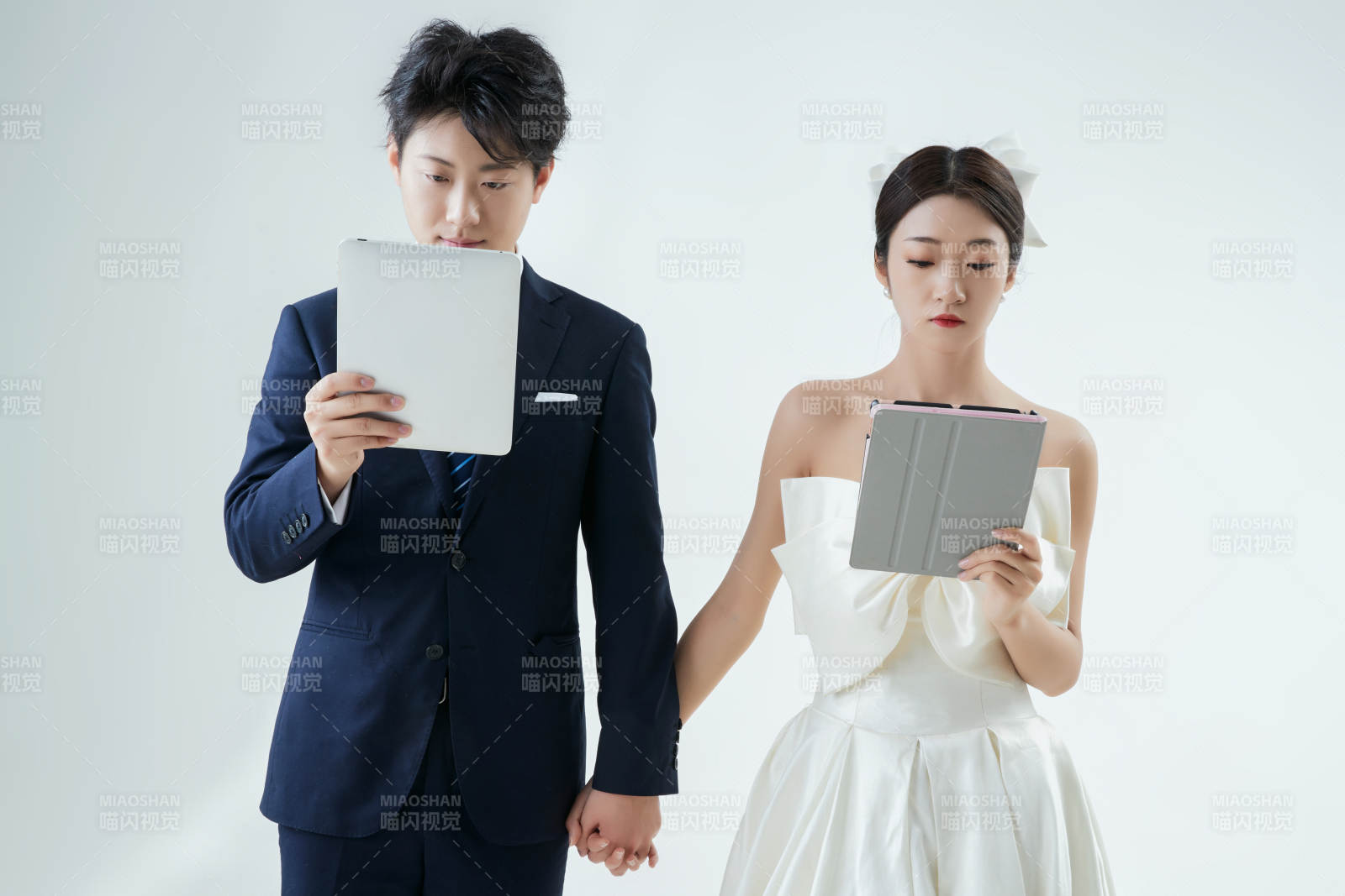 过度使用电子设备而忽略情感的夫妻图片