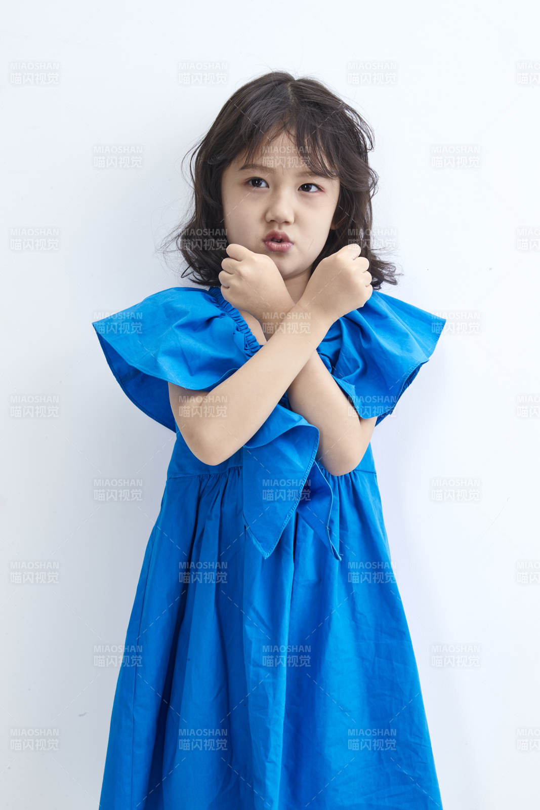 白色色背景的可爱的亚洲小女孩儿童图片