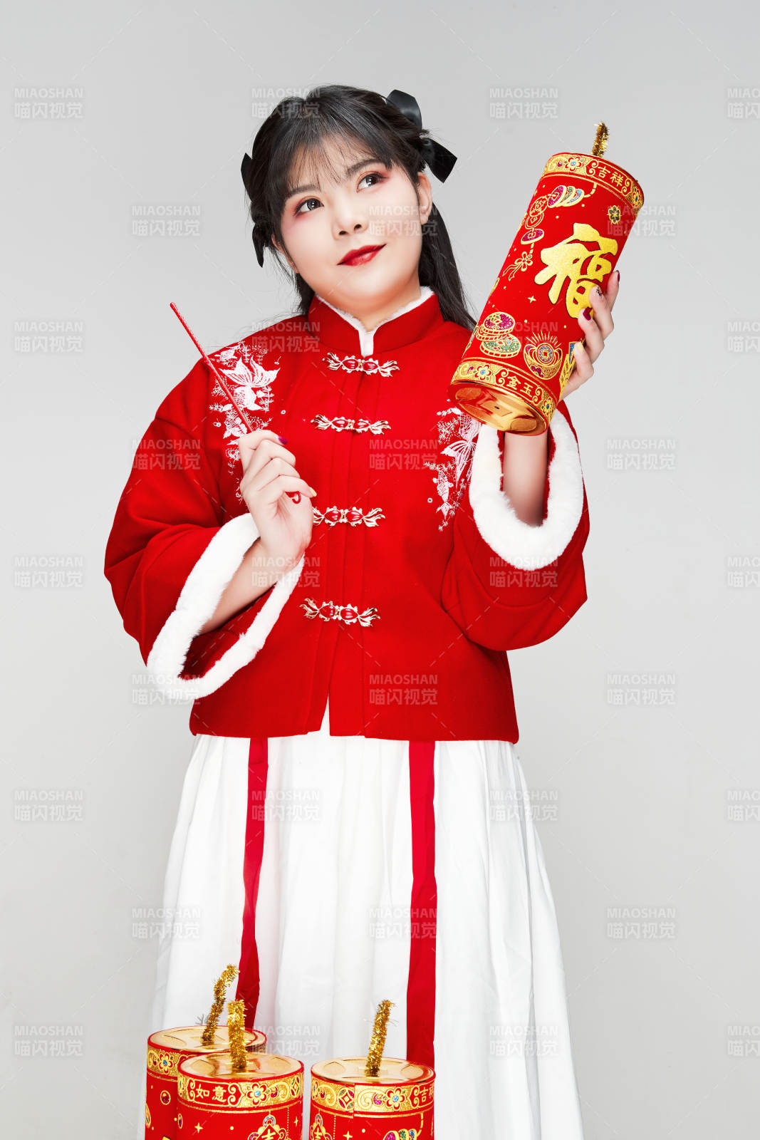 怀抱爆竹身穿喜庆汉服的可爱少女图片