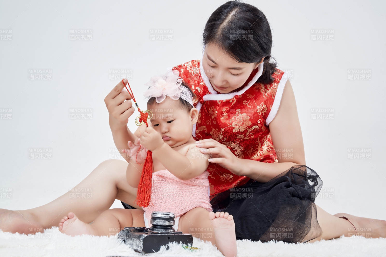 妈妈陪伴宝宝快乐的玩耍图片