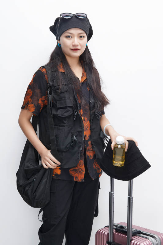 白色背景下准备出发旅行的美丽东方女大学生图片