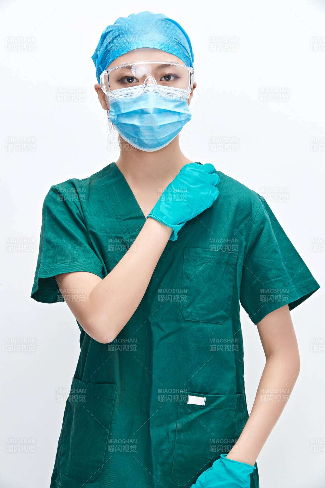 白色背景下的外科手术医疗人员形象图片