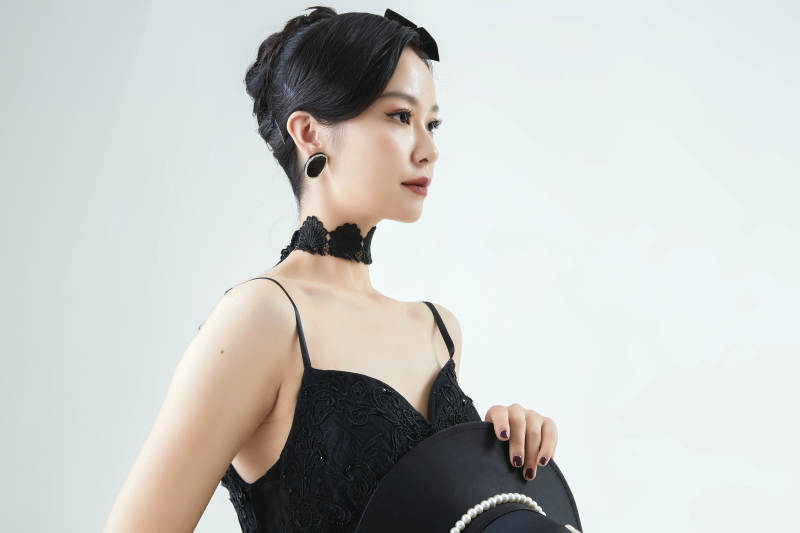 棚拍白色背景下的洁白婚纱新娘美妆图片