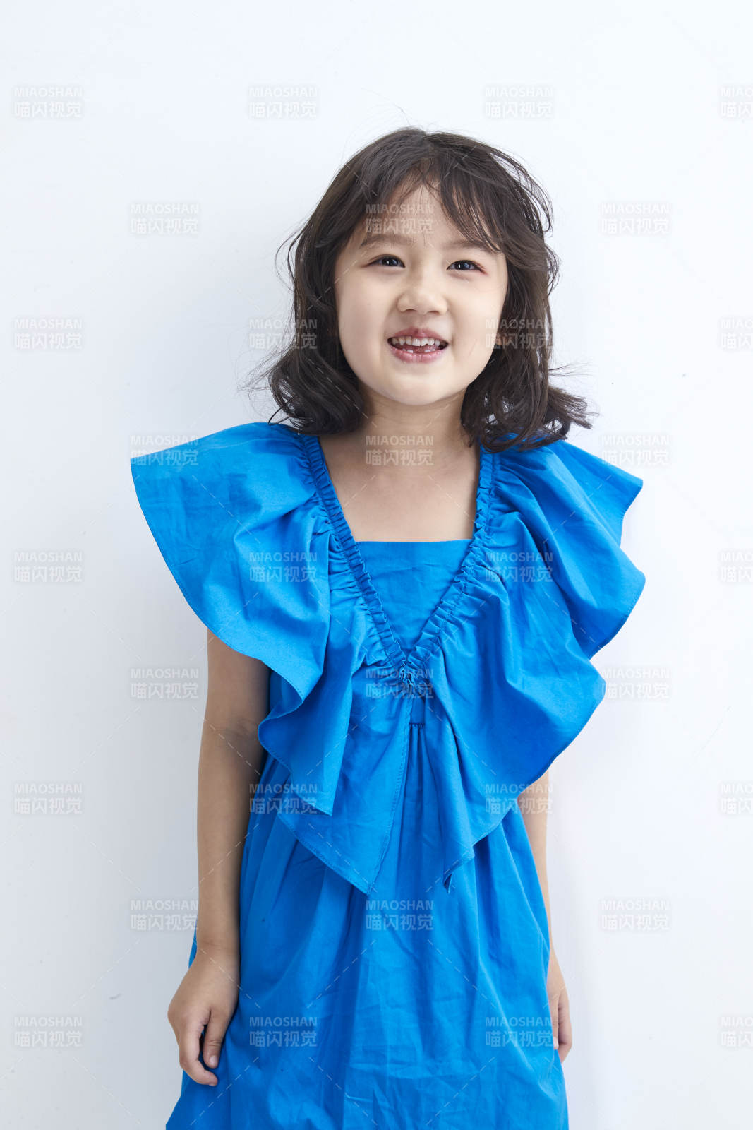 白色色背景的可爱的亚洲小女孩儿童图片