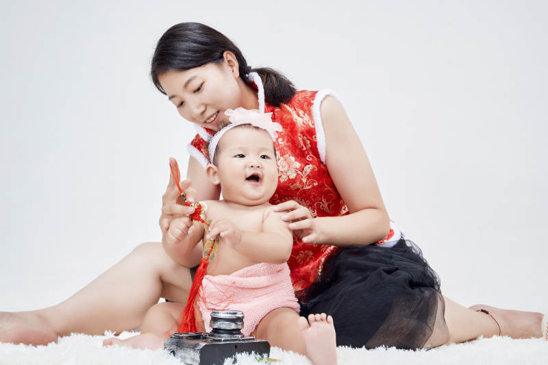 妈妈陪伴宝宝快乐的玩耍图片