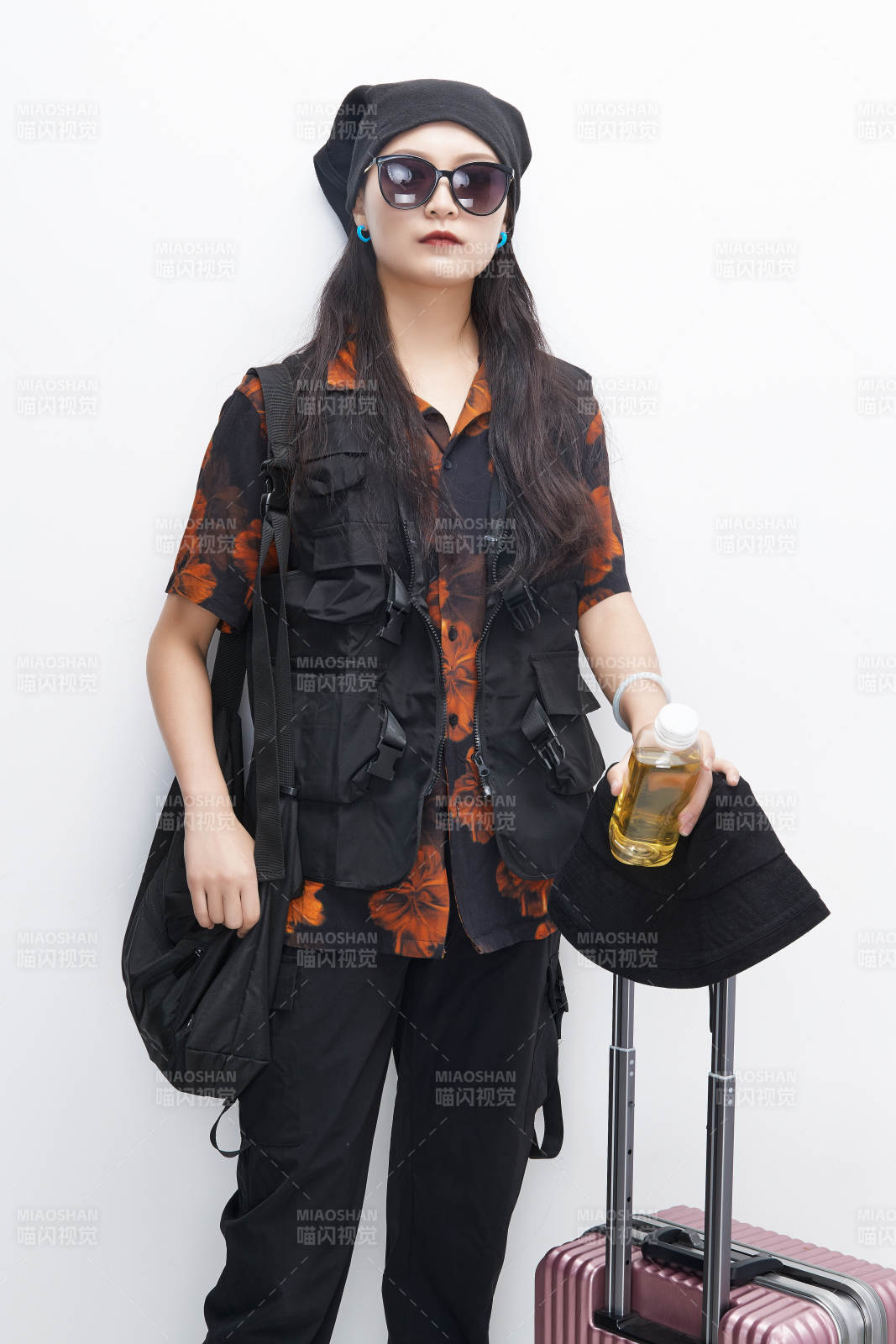 白色背景下准备出发旅行的美丽东方女大学生图片