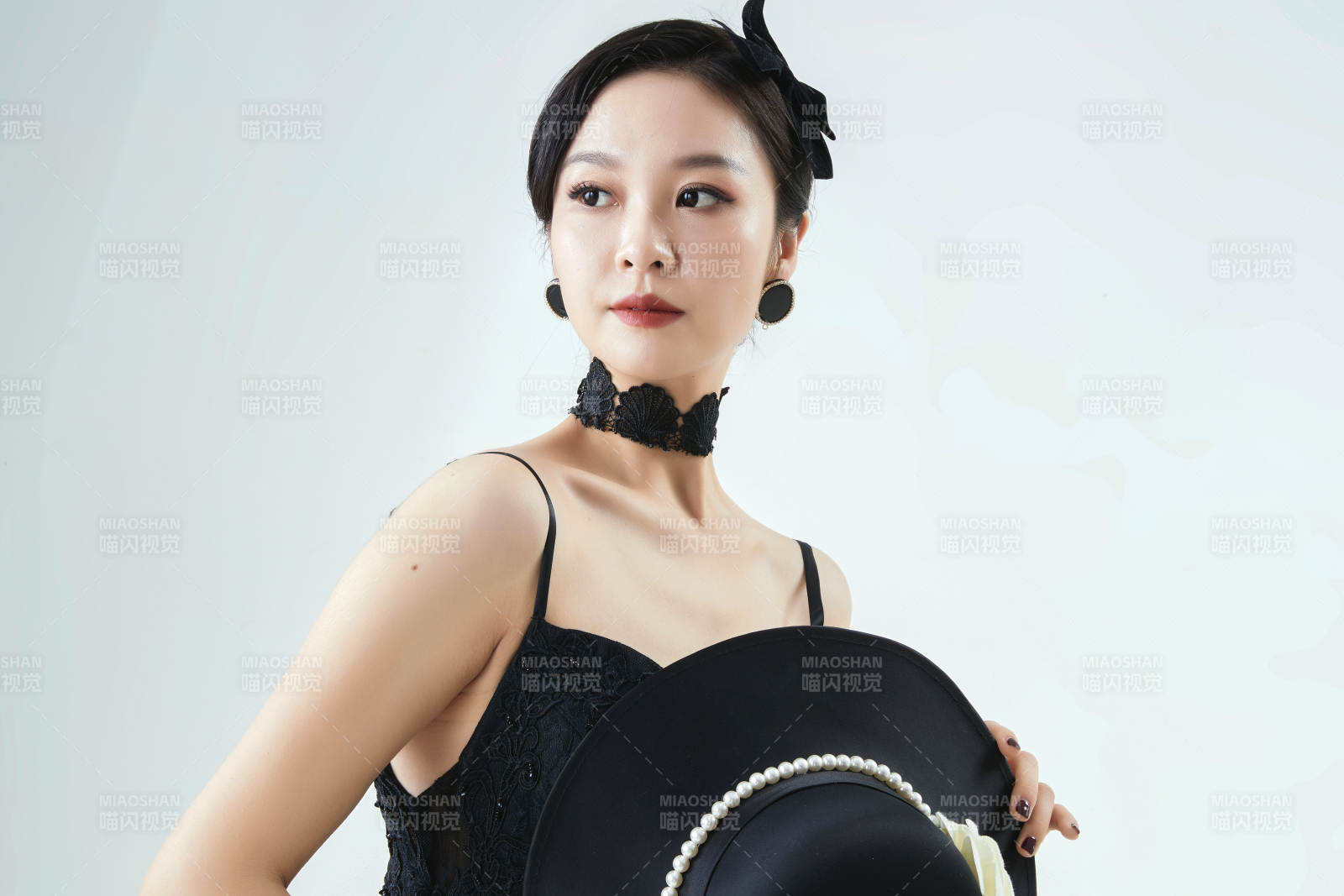 棚拍白色背景下的洁白婚纱新娘美妆图片