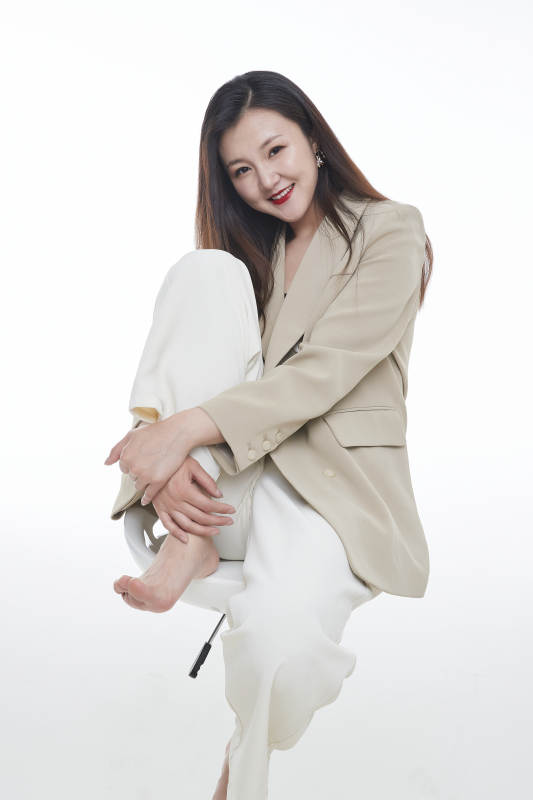 棚拍白色背景亚洲年轻职业女性图片