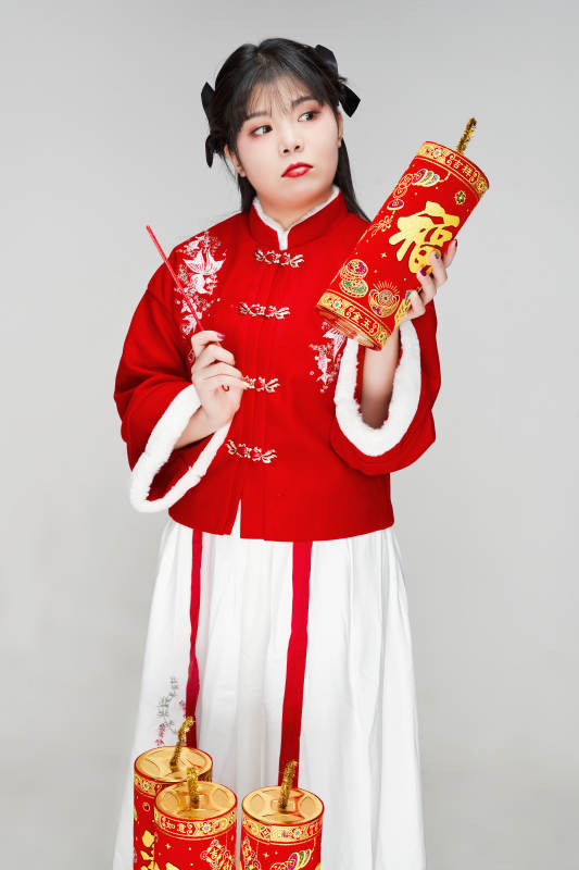 怀抱爆竹身穿喜庆汉服的可爱少女图片