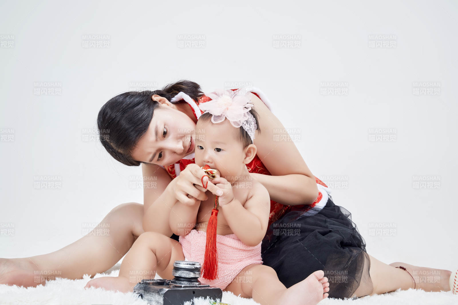妈妈陪伴宝宝快乐的玩耍图片
