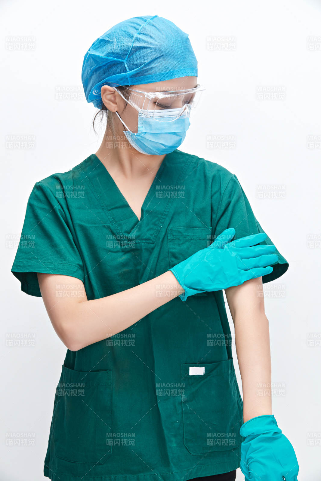 白色背景下的外科手术医疗人员形象图片