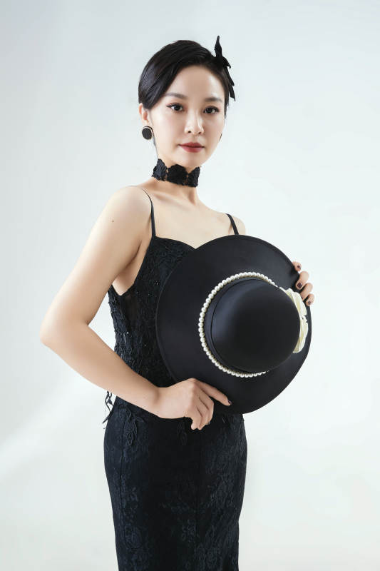 棚拍白色背景下的洁白婚纱新娘美妆图片