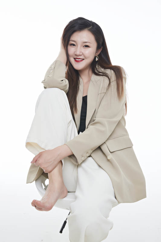 棚拍白色背景亚洲年轻职业女性图片