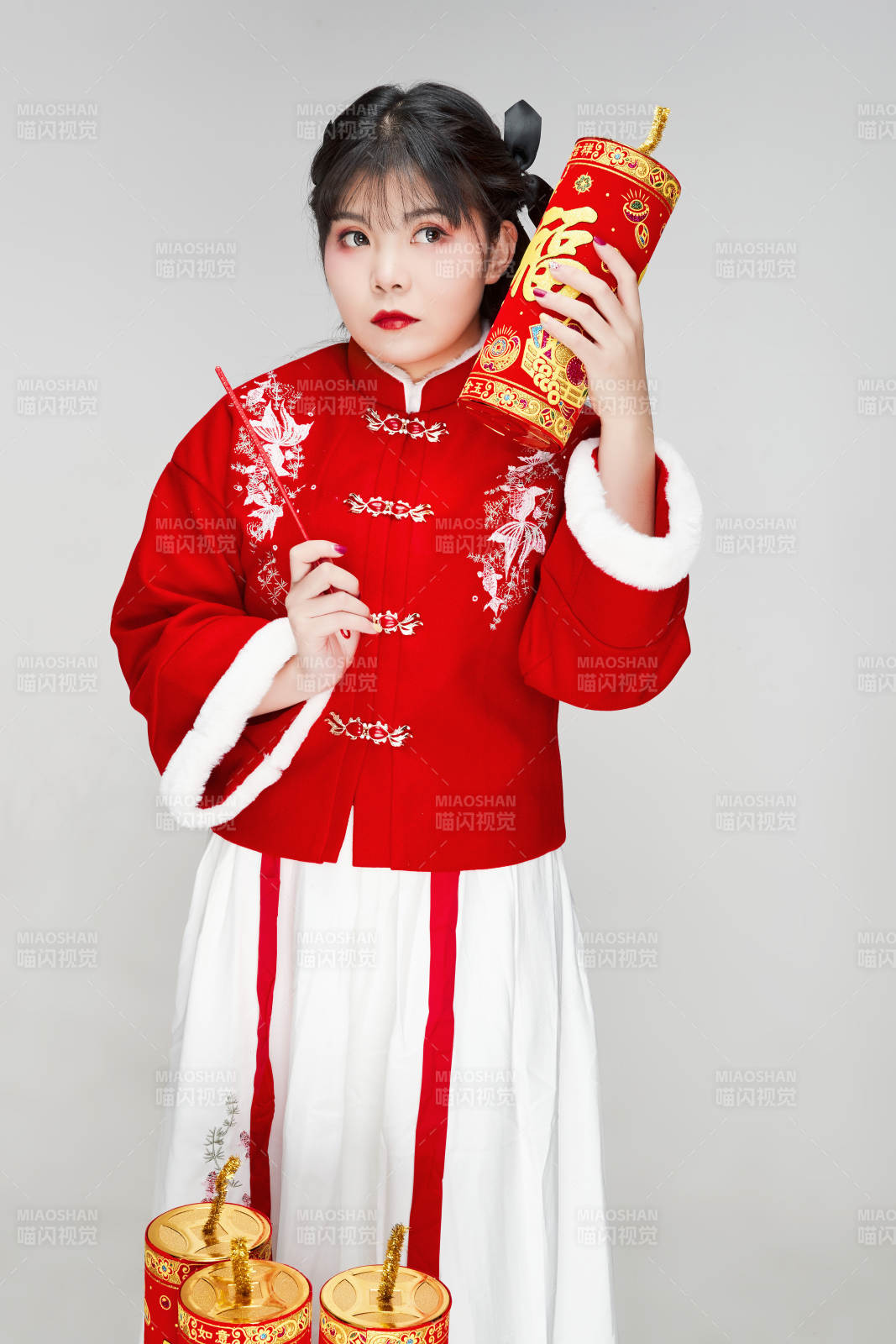 怀抱爆竹身穿喜庆汉服的可爱少女图片