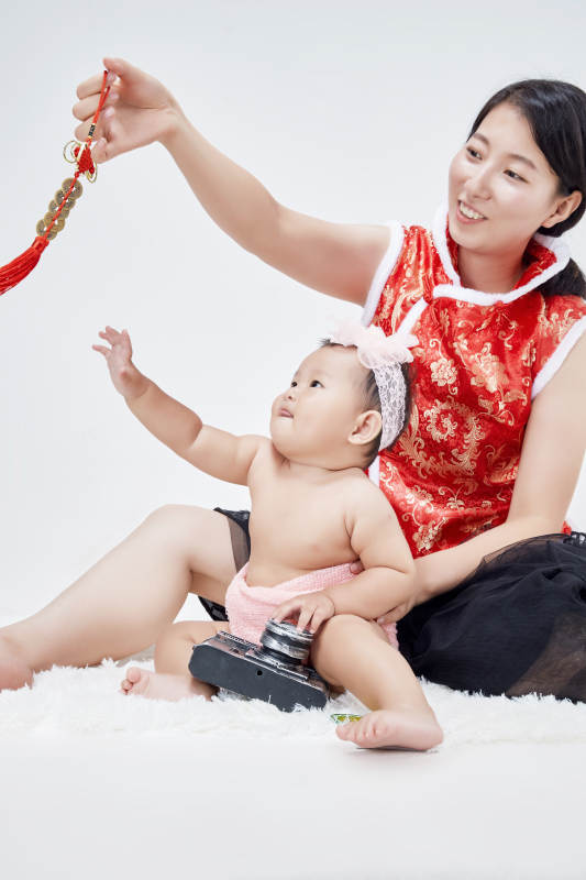 妈妈陪伴宝宝快乐的玩耍图片