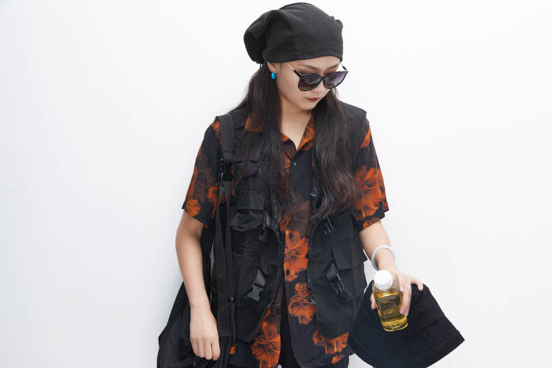 白色背景下准备出发旅行的美丽东方女大学生图片