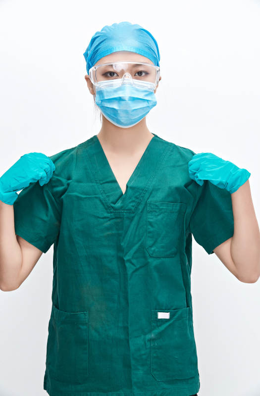白色背景下的外科手术医疗人员形象图片