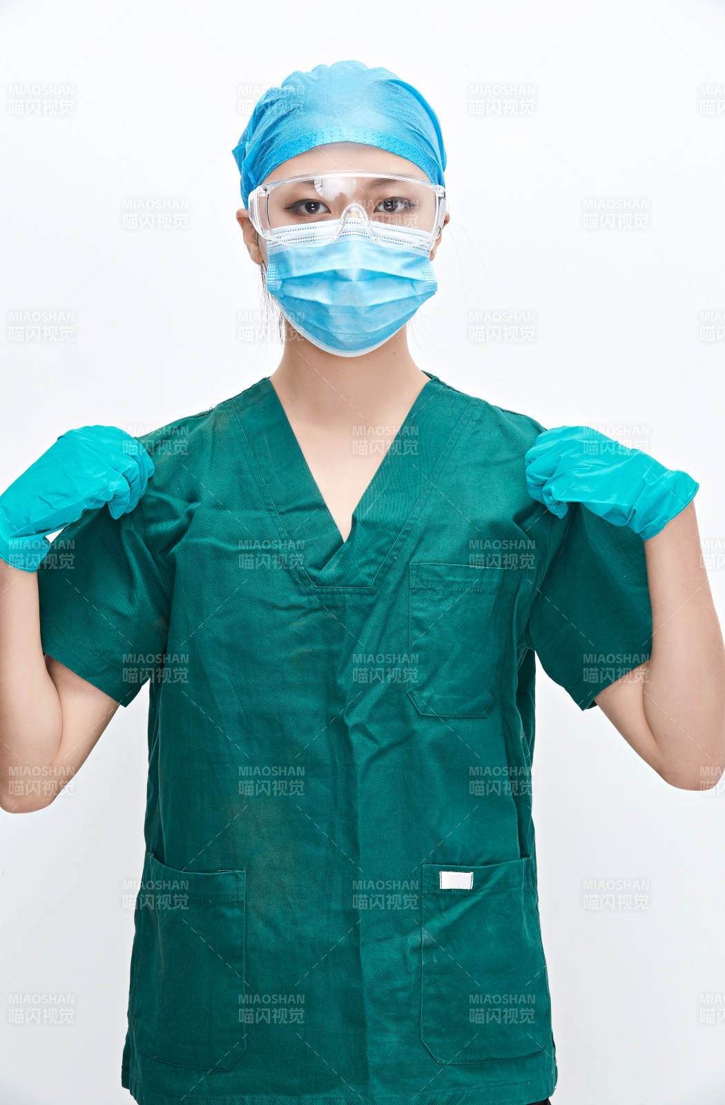 白色背景下的外科手术医疗人员形象图片