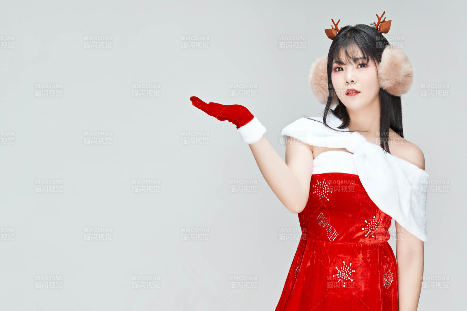 身穿圣诞服饰的性感可爱亚洲少女图片