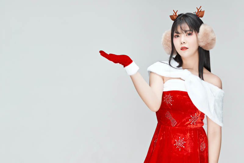 身穿圣诞服饰的性感可爱亚洲少女图片