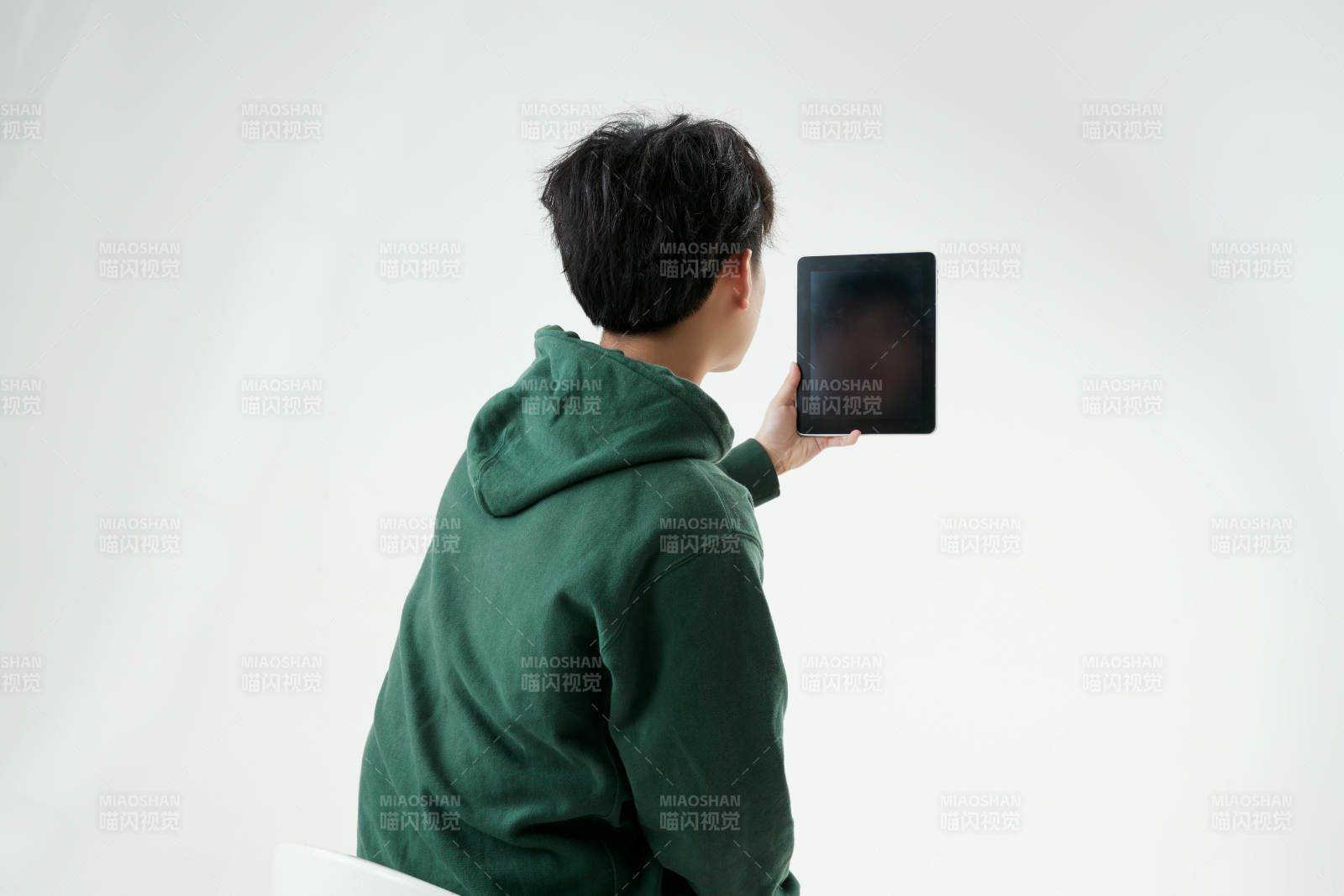 沉浸在网络恋爱世界的青年男子图片