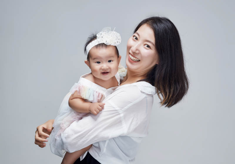 妈妈陪伴宝宝快乐的玩耍图片
