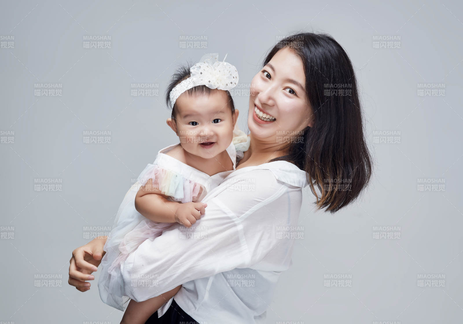 妈妈陪伴宝宝快乐的玩耍图片