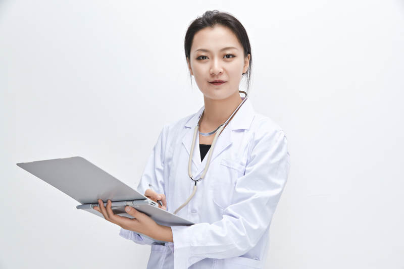 白色背景下手持病历夹的巡查医生人像图片