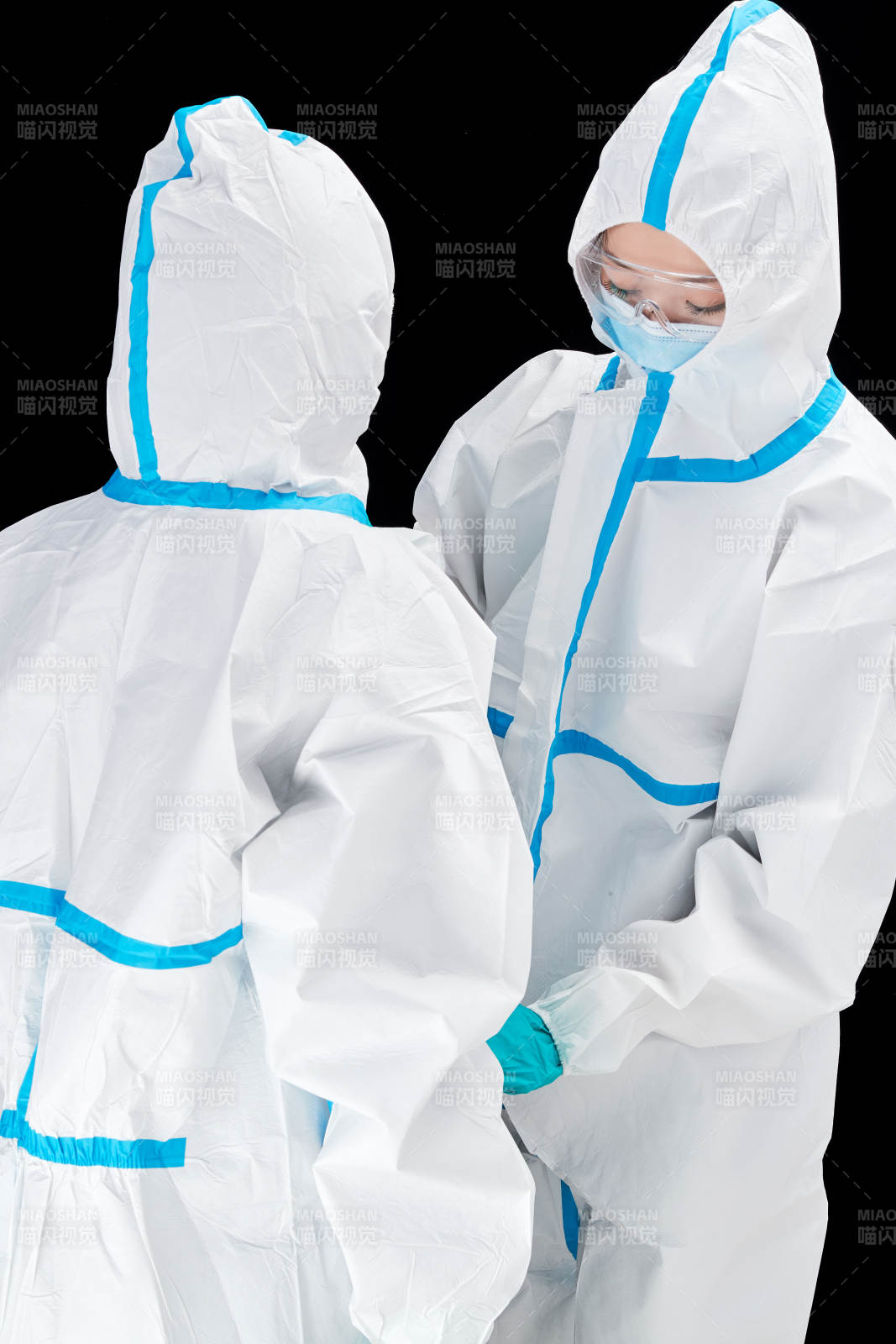 穿白色防护服佩戴护目镜口罩的防疫人员图片