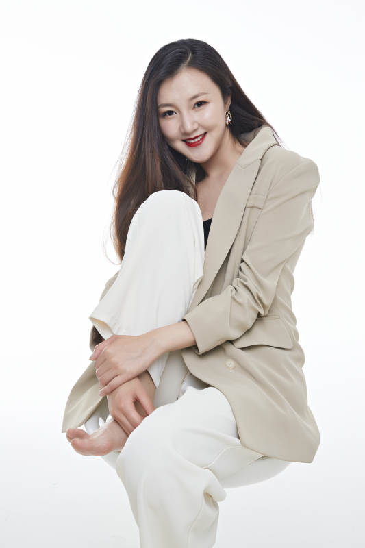 棚拍白色背景亚洲年轻职业女性图片