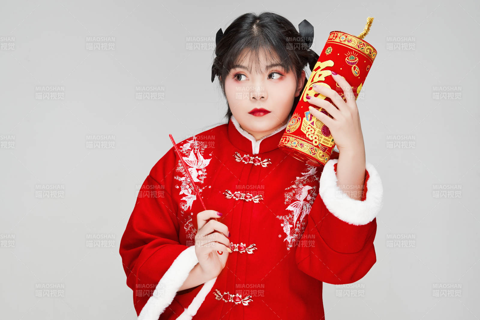 怀抱爆竹身穿喜庆汉服的可爱少女图片