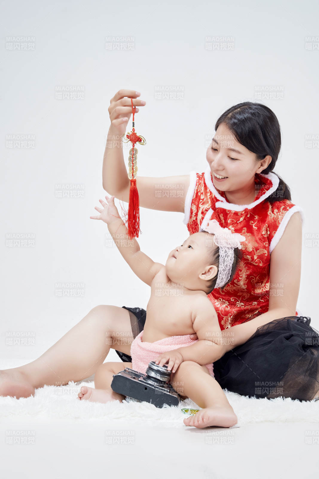 妈妈陪伴宝宝快乐的玩耍图片