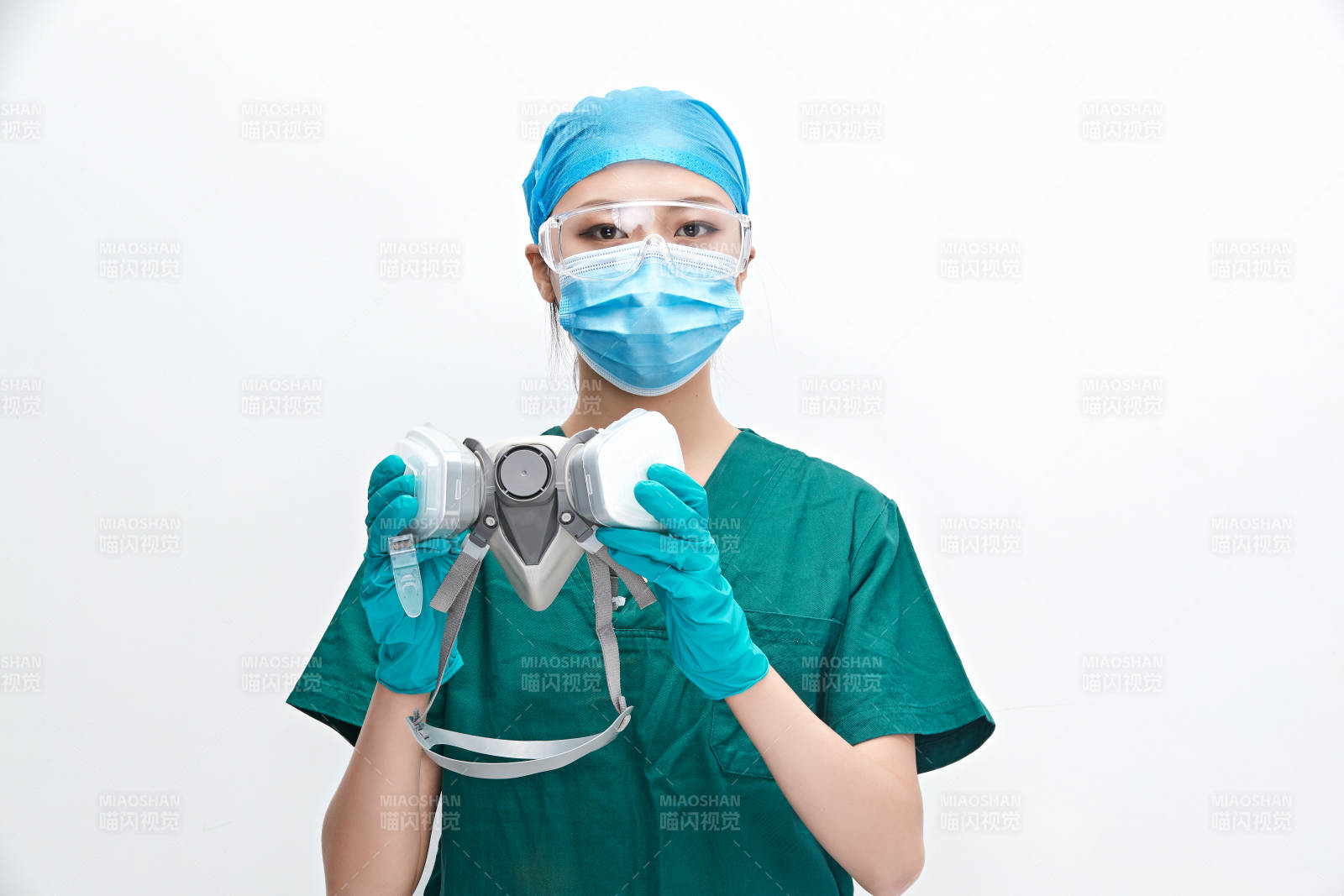 白色背景下的外科手术医疗人员形象图片