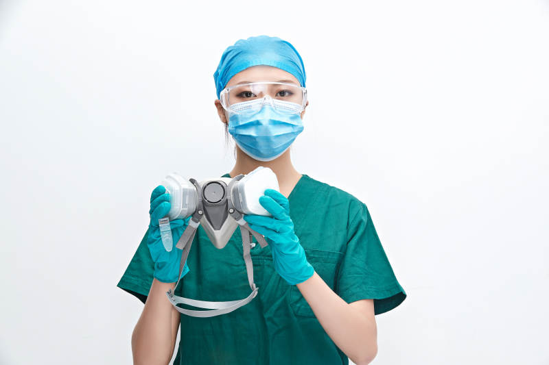 白色背景下的外科手术医疗人员形象图片