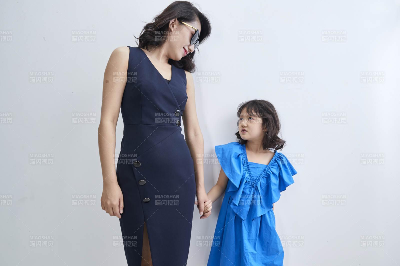 白色背景的美丽妈妈与可爱女儿亲子人像图片