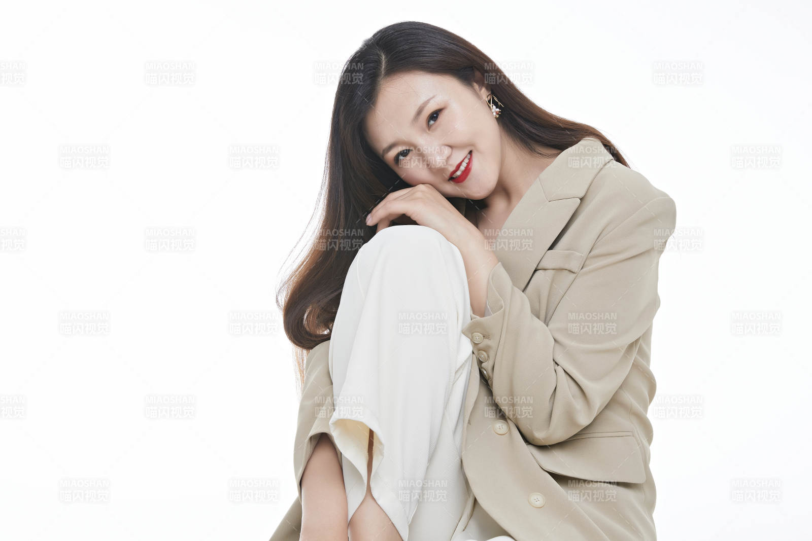 棚拍白色背景亚洲年轻职业女性图片