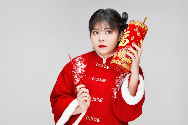 怀抱爆竹身穿喜庆汉服的可爱少女图片