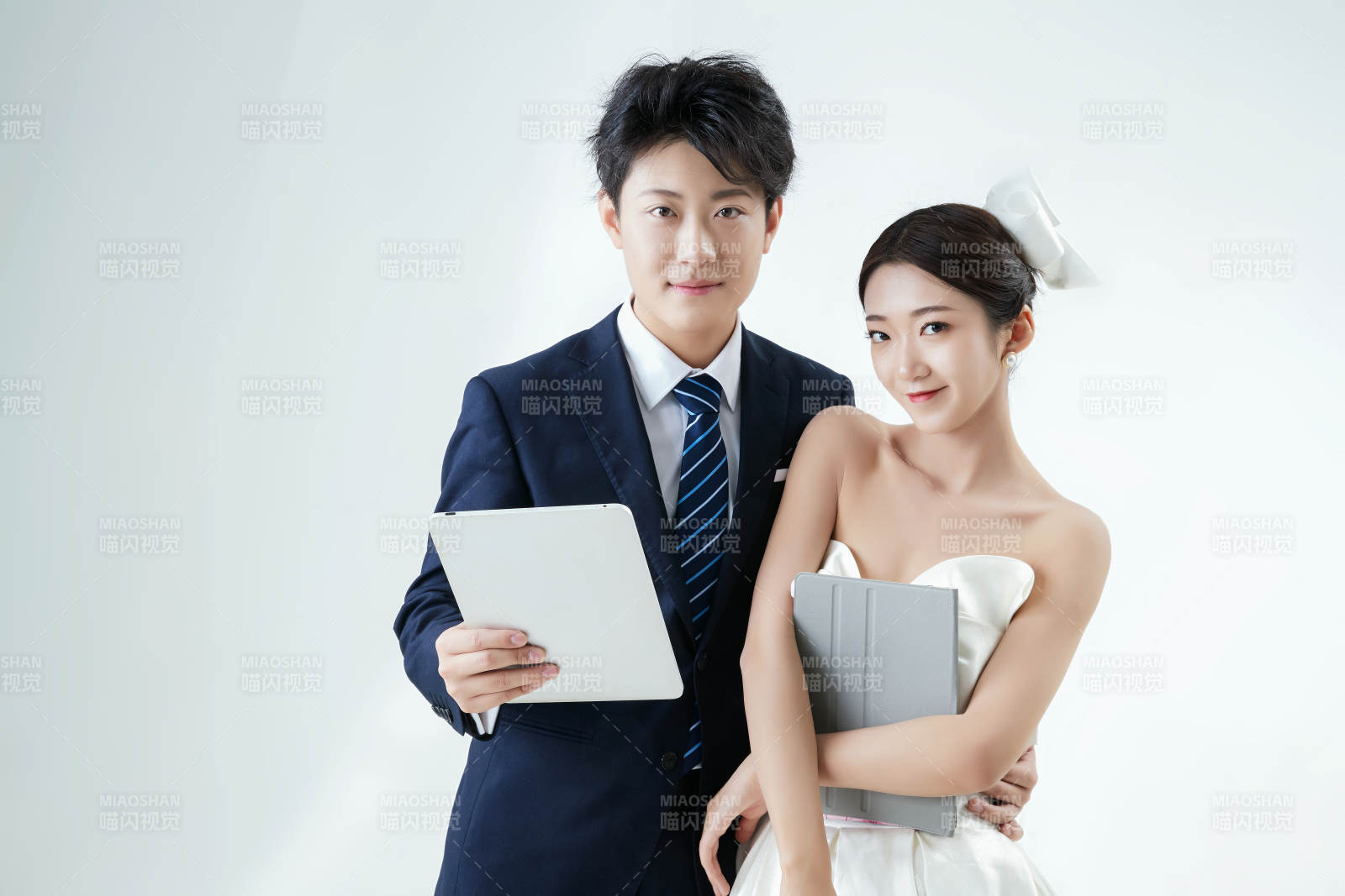 过度使用电子设备而忽略情感的夫妻图片