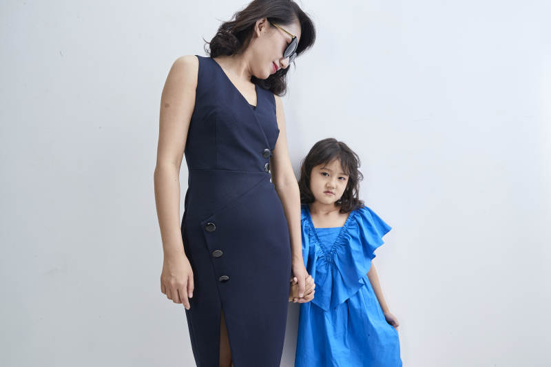 白色背景的美丽妈妈与可爱女儿亲子人像图片