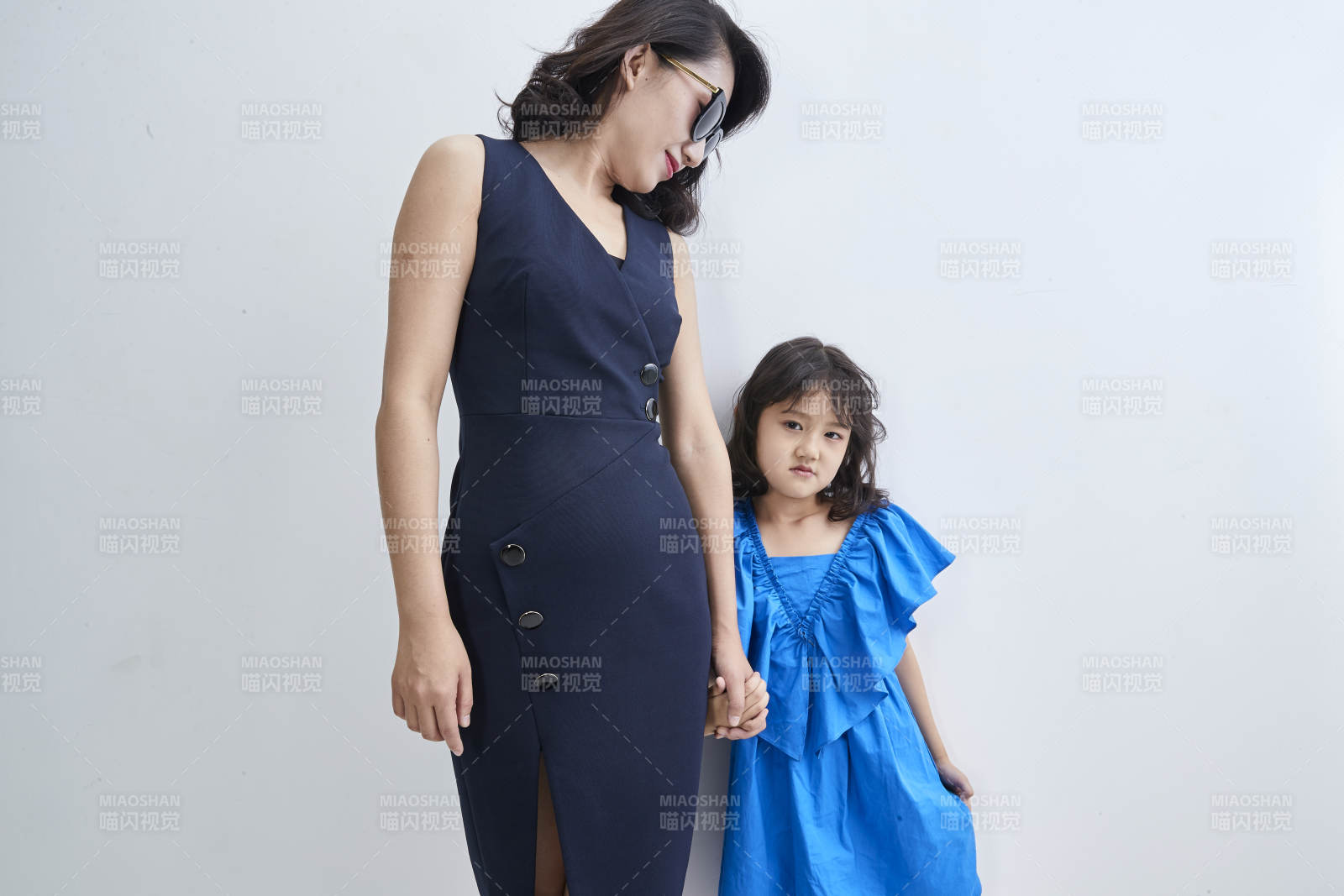 白色背景的美丽妈妈与可爱女儿亲子人像图片