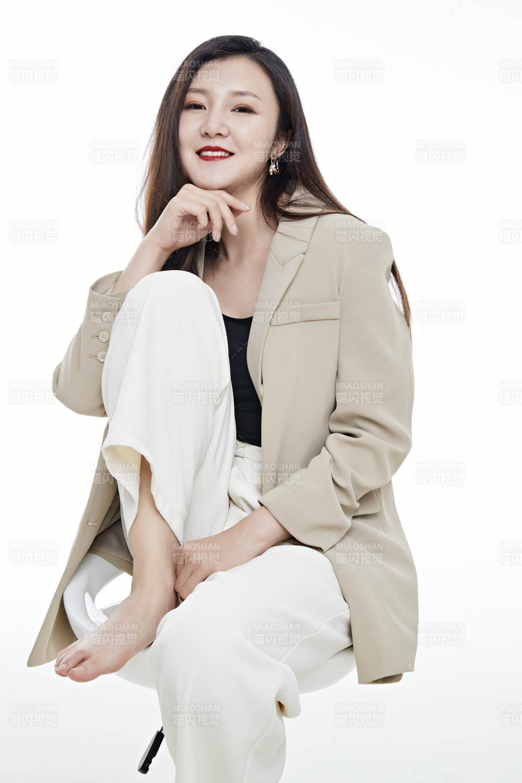 棚拍白色背景亚洲年轻职业女性图片