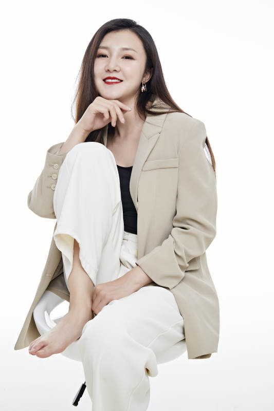 棚拍白色背景亚洲年轻职业女性图片