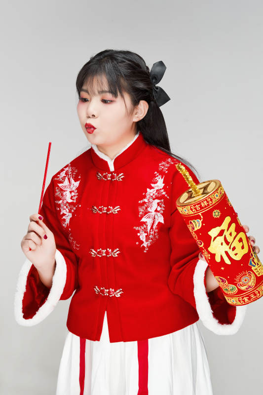 怀抱爆竹身穿喜庆汉服的可爱少女图片
