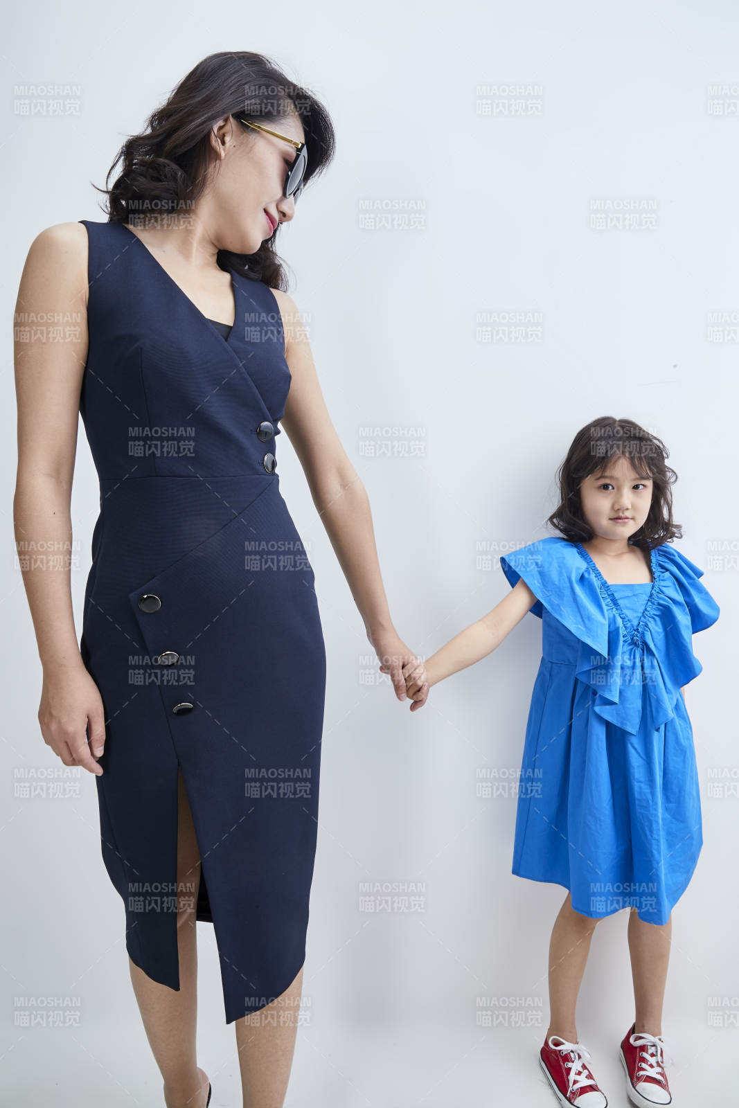 白色背景的美丽妈妈与可爱女儿亲子人像图片