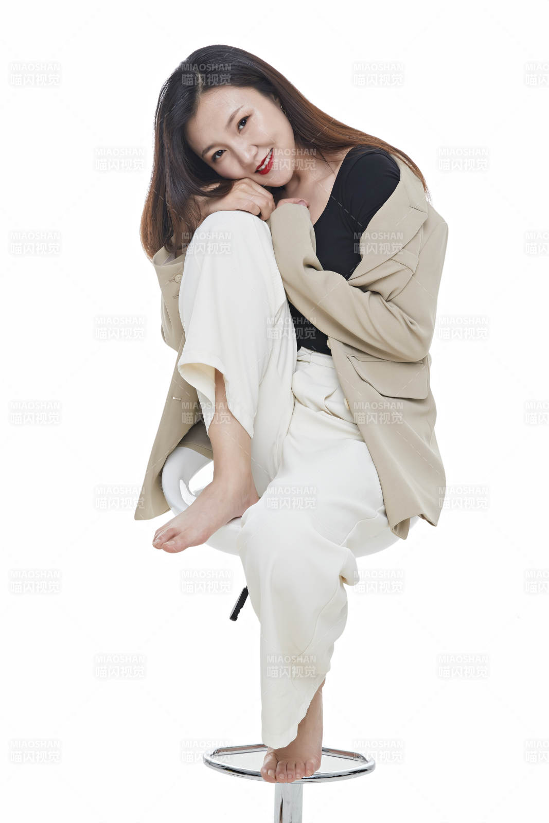 棚拍白色背景亚洲年轻职业女性图片