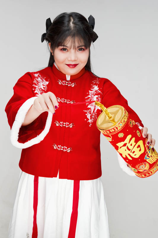 怀抱爆竹身穿喜庆汉服的可爱少女图片