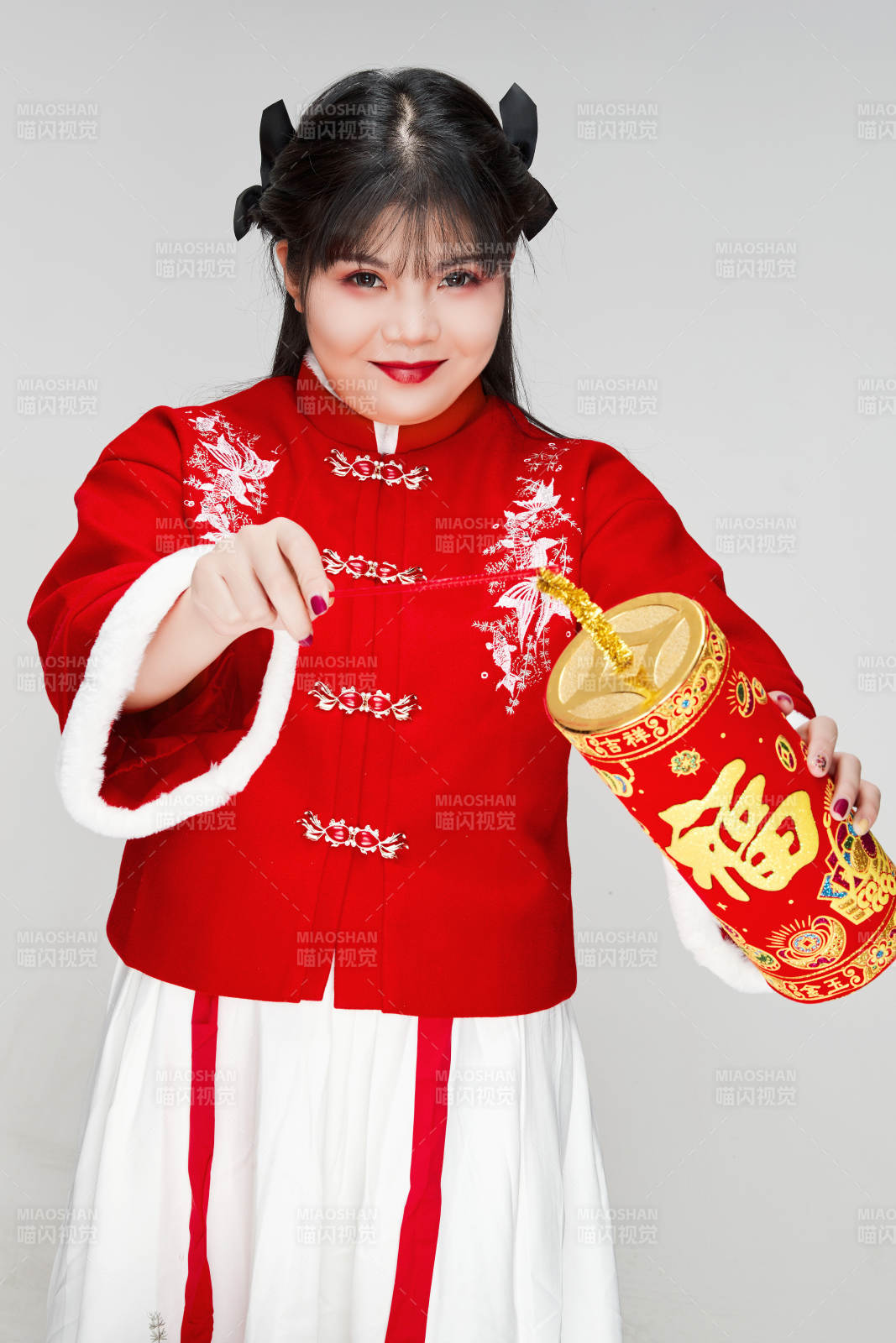 怀抱爆竹身穿喜庆汉服的可爱少女图片