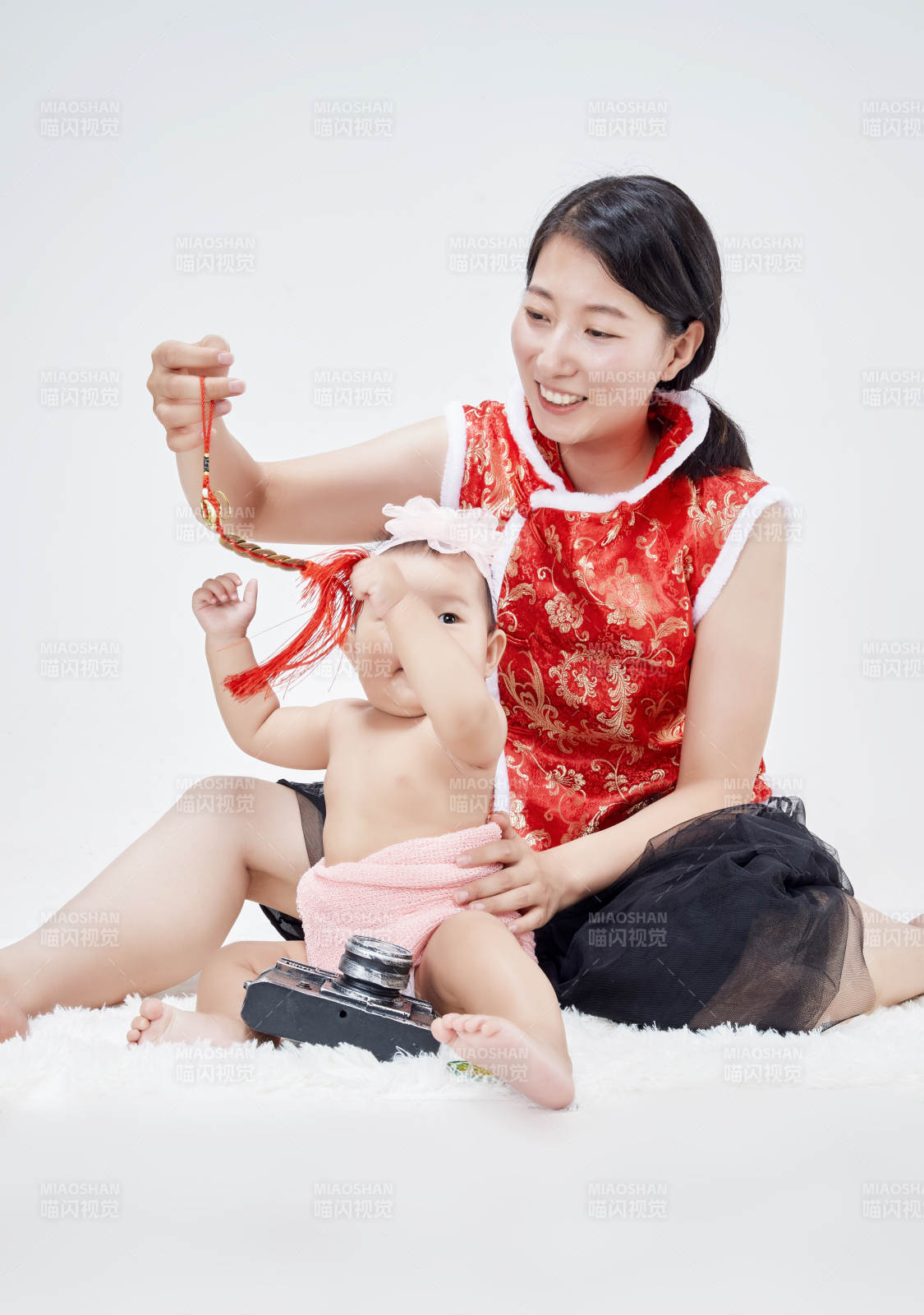 妈妈陪伴宝宝快乐的玩耍图片