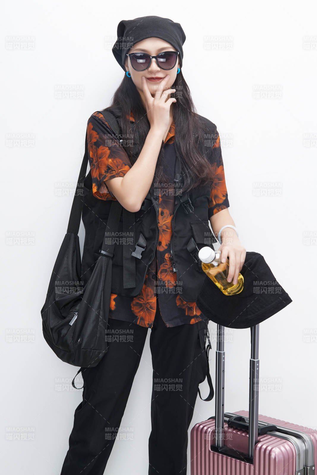 白色背景下准备出发旅行的美丽东方女大学生图片